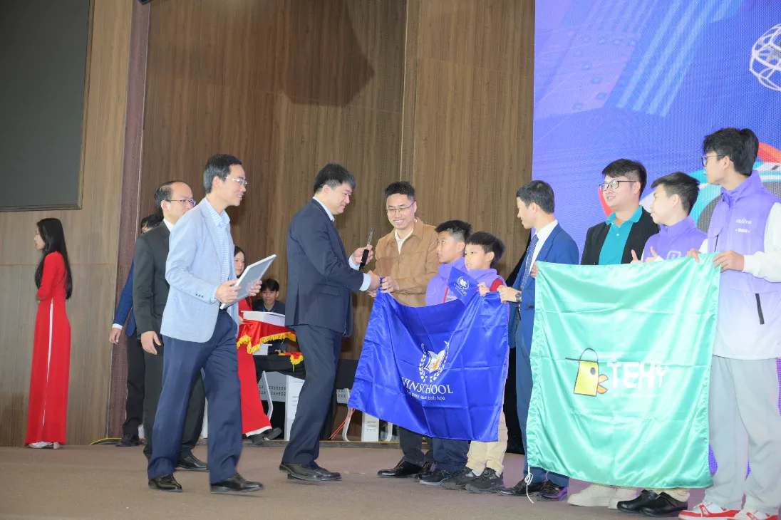 Ban lãnh đạo trao tặng giấy khen cho các đội tuyển đạt giải Enjoy AI 2025 Chung kết 