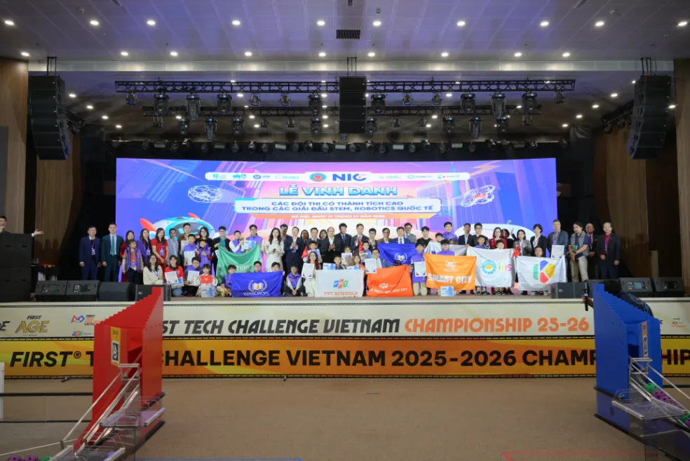 Trao giải các thí sinh đạt giải tại Chung kết quốc tế Enjoy AI 2026