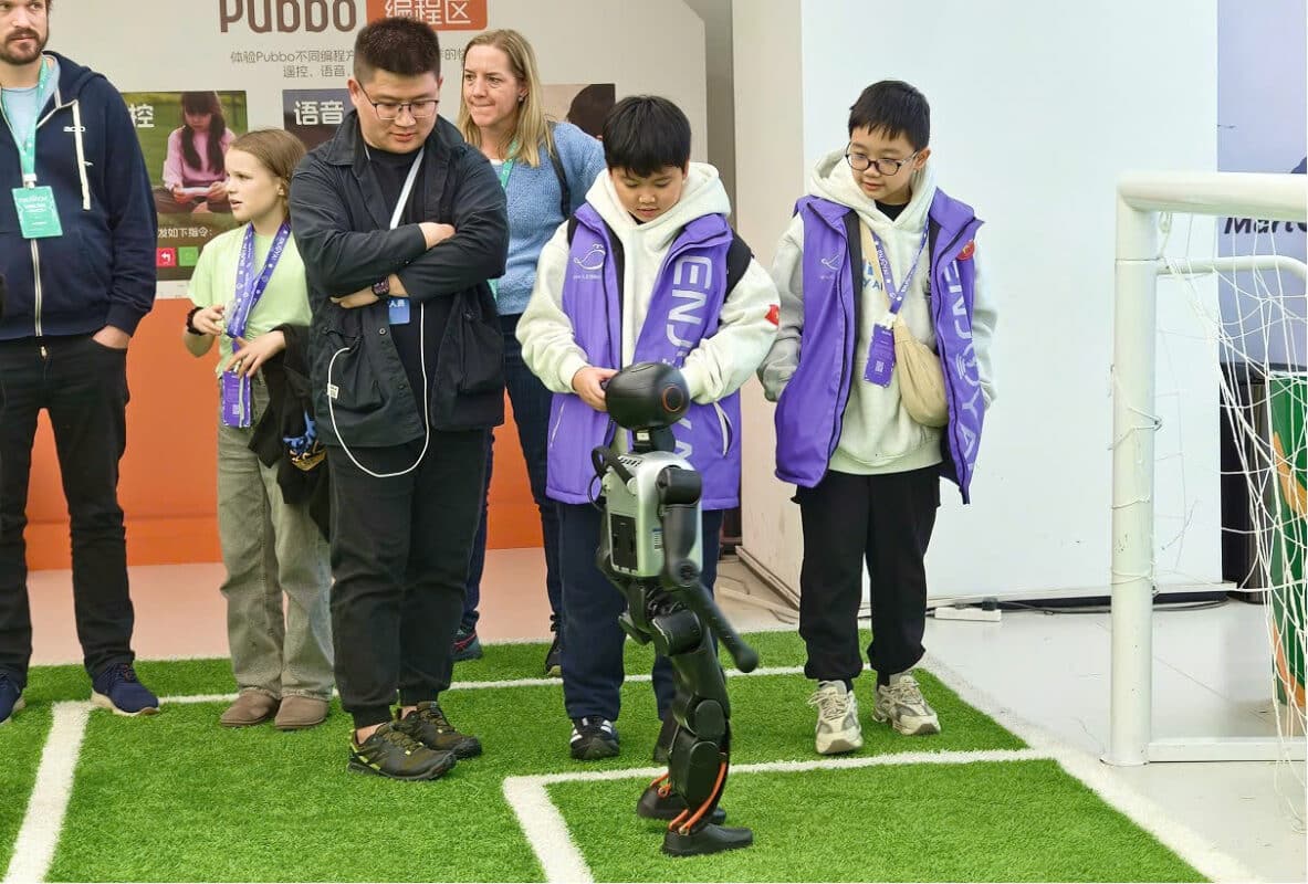 stem-tour-tuong-tac-robot-hinh-nguoi