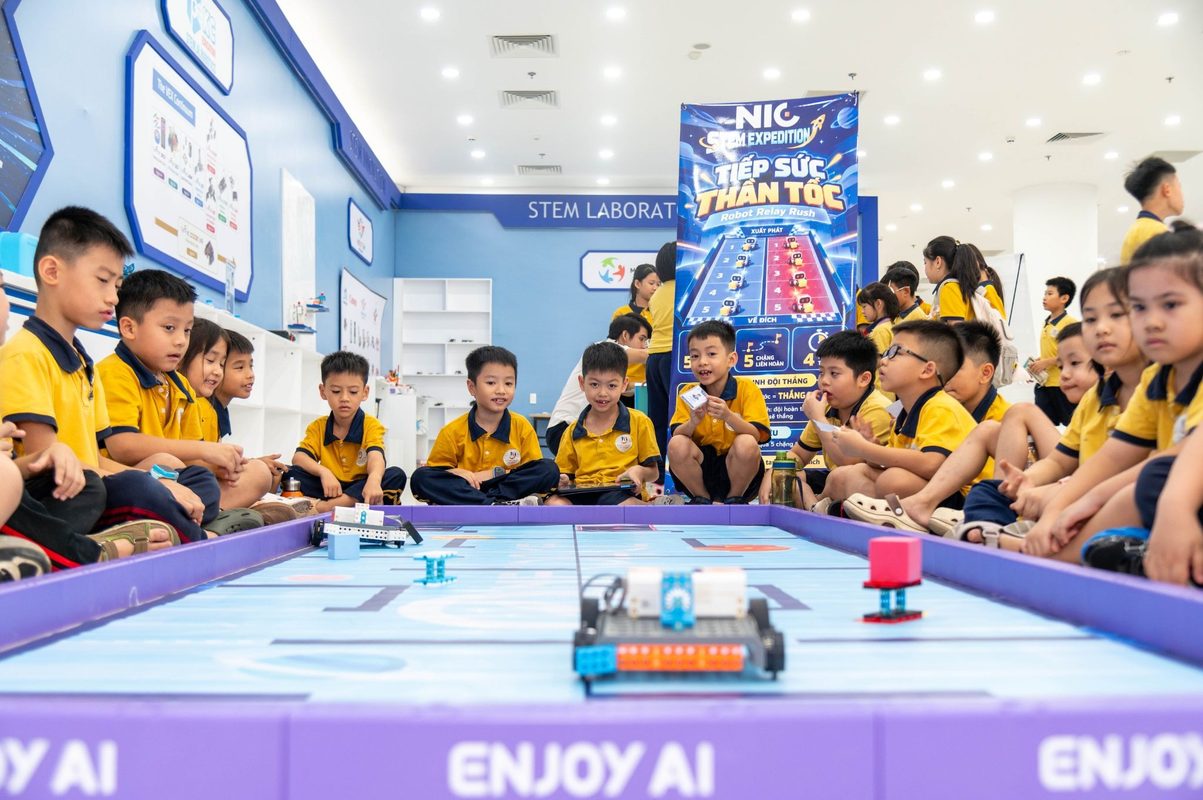 hoc-sinh-hao-hung-trai-nghiem-robot